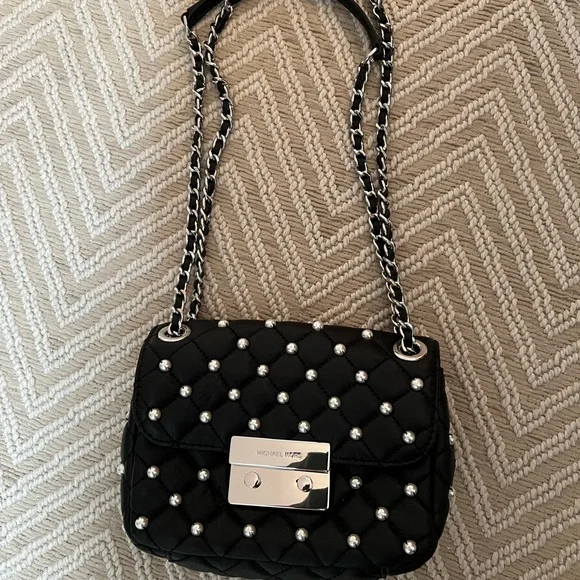 Michael Kors Quilted Leather Shoulder Bag with Pearl Accents Excellent condition - Picture 3 of 9